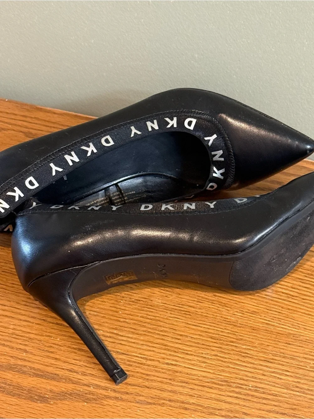 Y2K DKNY Women Katrina Logo Pumps Heels Color Black Size 7